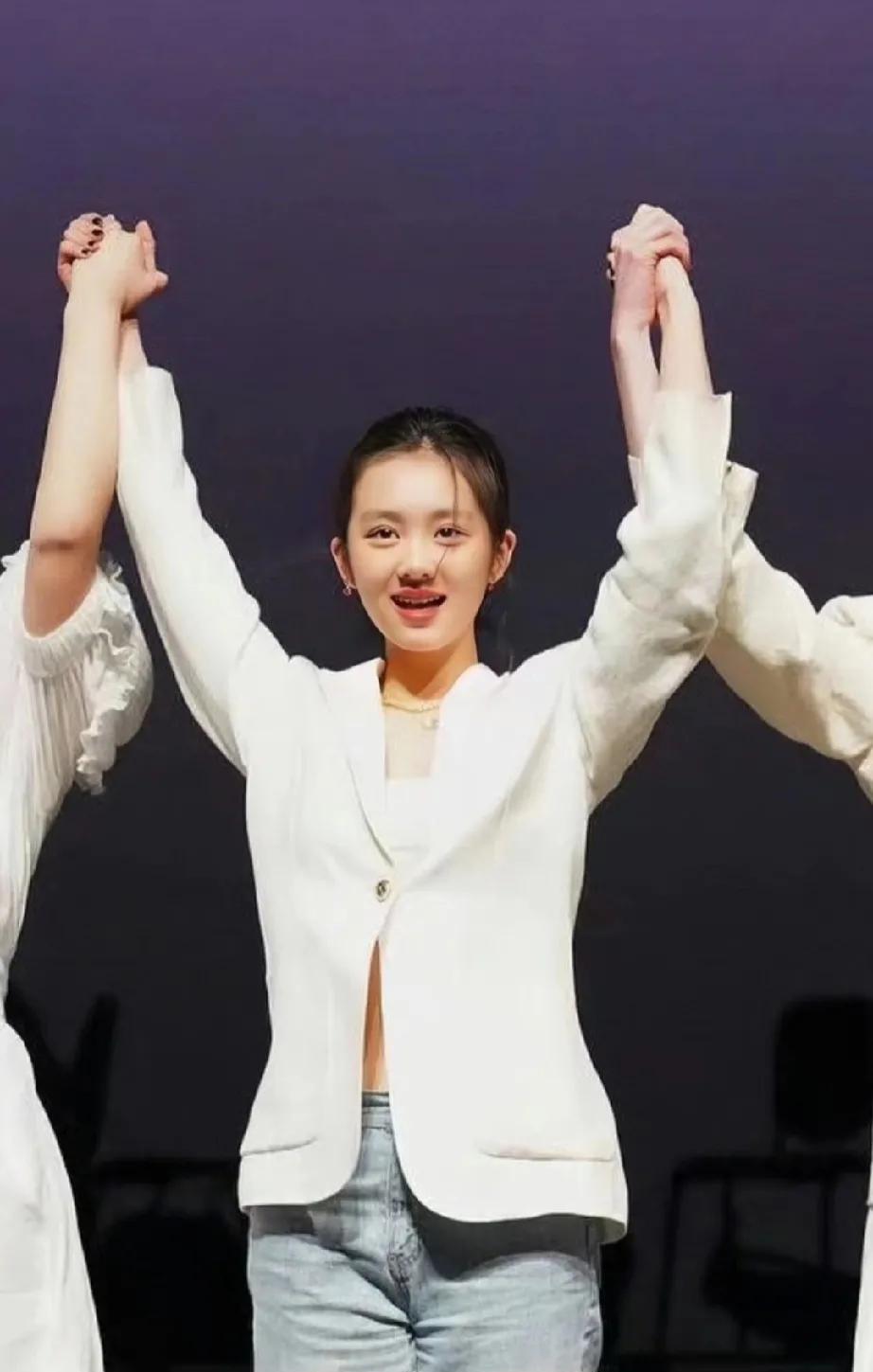 只要黄多多不塌房，她有没有演技已经不重要了，因为她最大的优势，不是长的好看，而