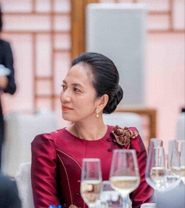 不愧是柬埔寨最有权势的女人！昔日戴金灿灿名表出访韩国，竟将52岁金建希衬成了小跟