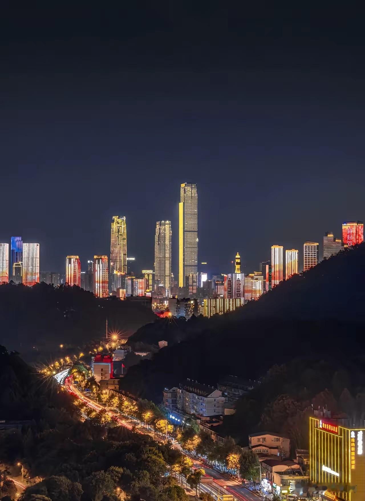 北京亲戚来长沙，感叹长沙发展不输深圳！最近北京的表姐来长沙旅游，要我帮她找个酒
