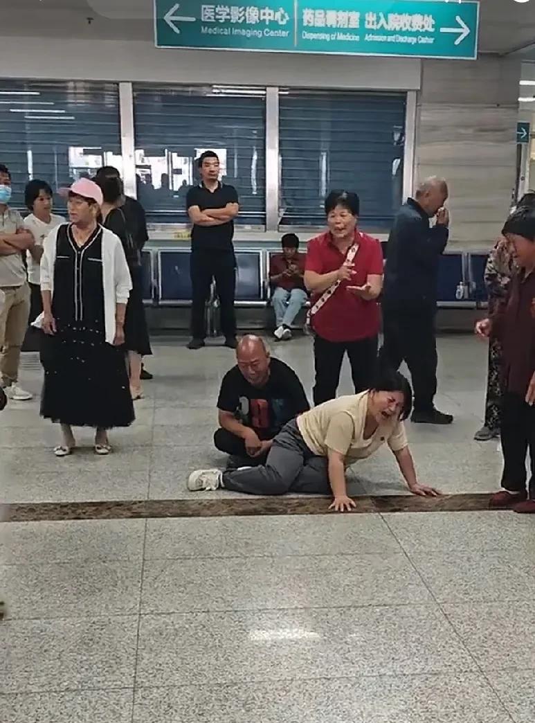 痛心！商丘父母医院哭瘫：女儿等血离世引争议，卫健委紧急回应献血政策
