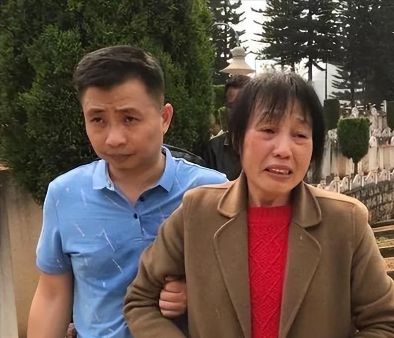 1984年，一战士壮烈牺牲，其新婚20天妻子拒绝改嫁，坚持生下遗腹子，35年后，