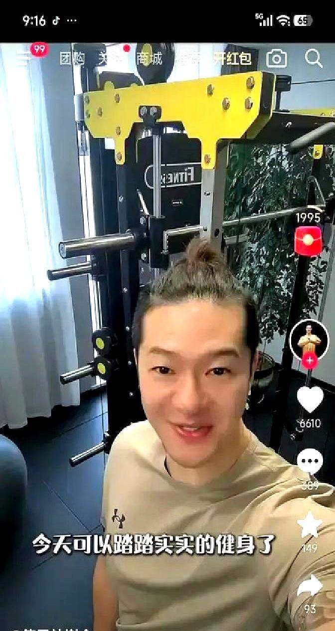 孙越初二踹开师叔家门，第一句话是“谢爷，该结账了”。这不是拜年，是德云社内部年