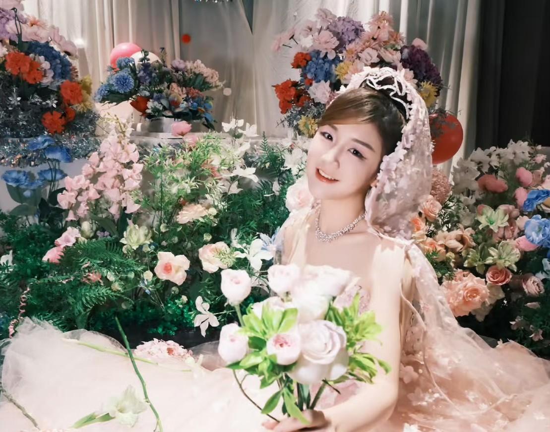 陈梦的生日办得太隆重了差点认不出来场面布置得很有仪式感，不仅有一堆鲜花，