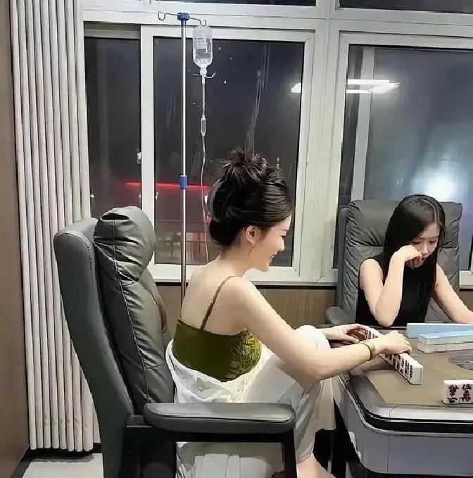 我在麻将馆结识了一位少妇，整整两年光阴，我们几乎日日同桌打牌，任凭风雨从无间断。