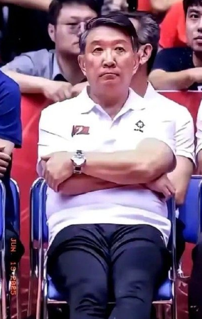 宫指导有点尴尬了，就目前这支队伍打出好成绩难呀？用张子宇打内线战术，她300