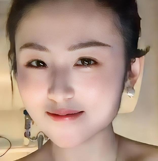 男人：老婆，咱们都分居半年多了，想要亲亲。女人：你不给我钱花，别想碰我。男