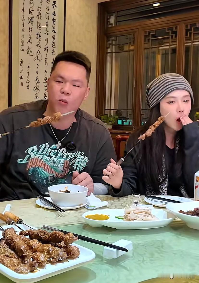 朱芳雨和篮球主播美娜到老饭店吃饭，点了10串羊肉串，烤精品牛肉，宫爆虾球、老醋蛰