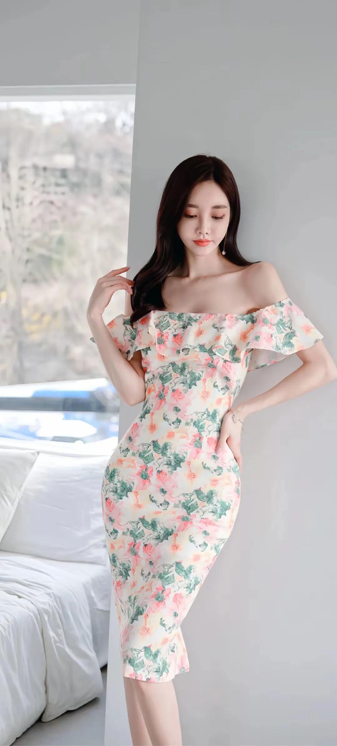 孙允珠这一身碎花长裙，简直把优雅气质拉满！轻盈飘逸的碎花裙随风摆动，就像春日里