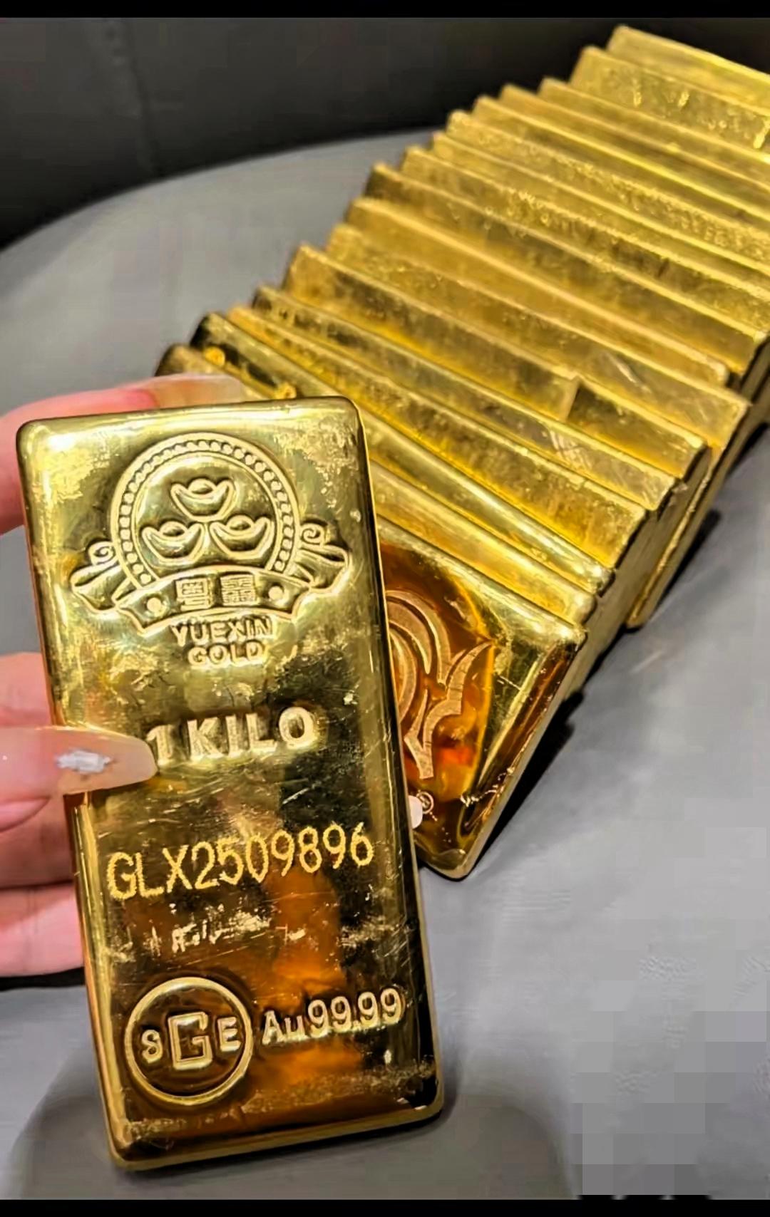 黄金这波操作太让人懵了！10月27号开盘又跌了，前几天刚暴跌完，连学生都拿着