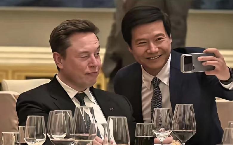 华为没去晚宴，小米雷军去了，车展上却全是华为的车。这事挺有意思，不是谁面子大