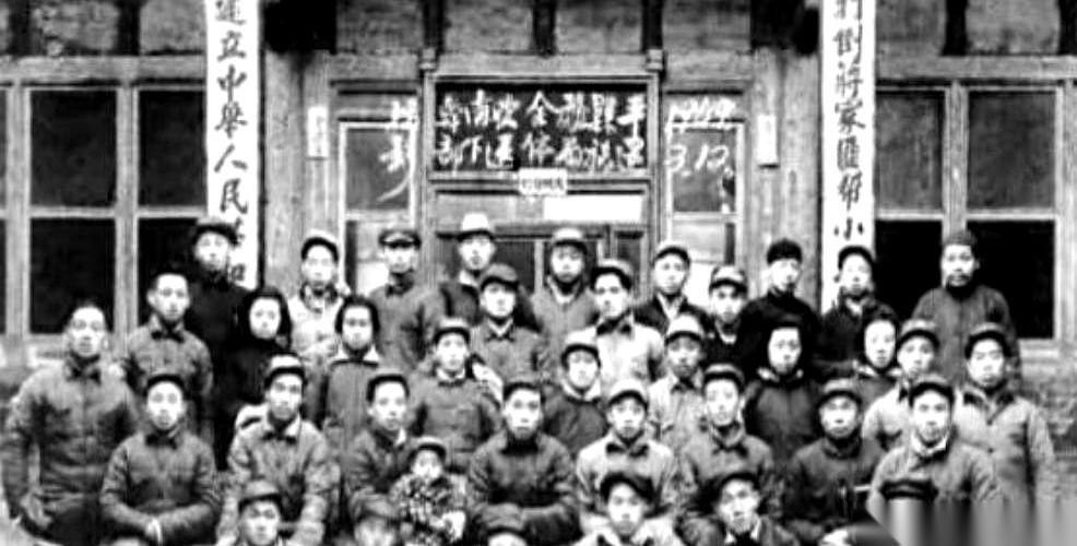 二十年后，他回来了。村里人告诉他，那个被他抛弃在村口的农村媳妇，早几年就病死了