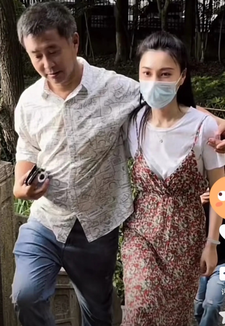 有网友当面问沈巍：“一生之中你需要钱的时候，女朋友晓晓会支持你；晓晓需要钱的时候