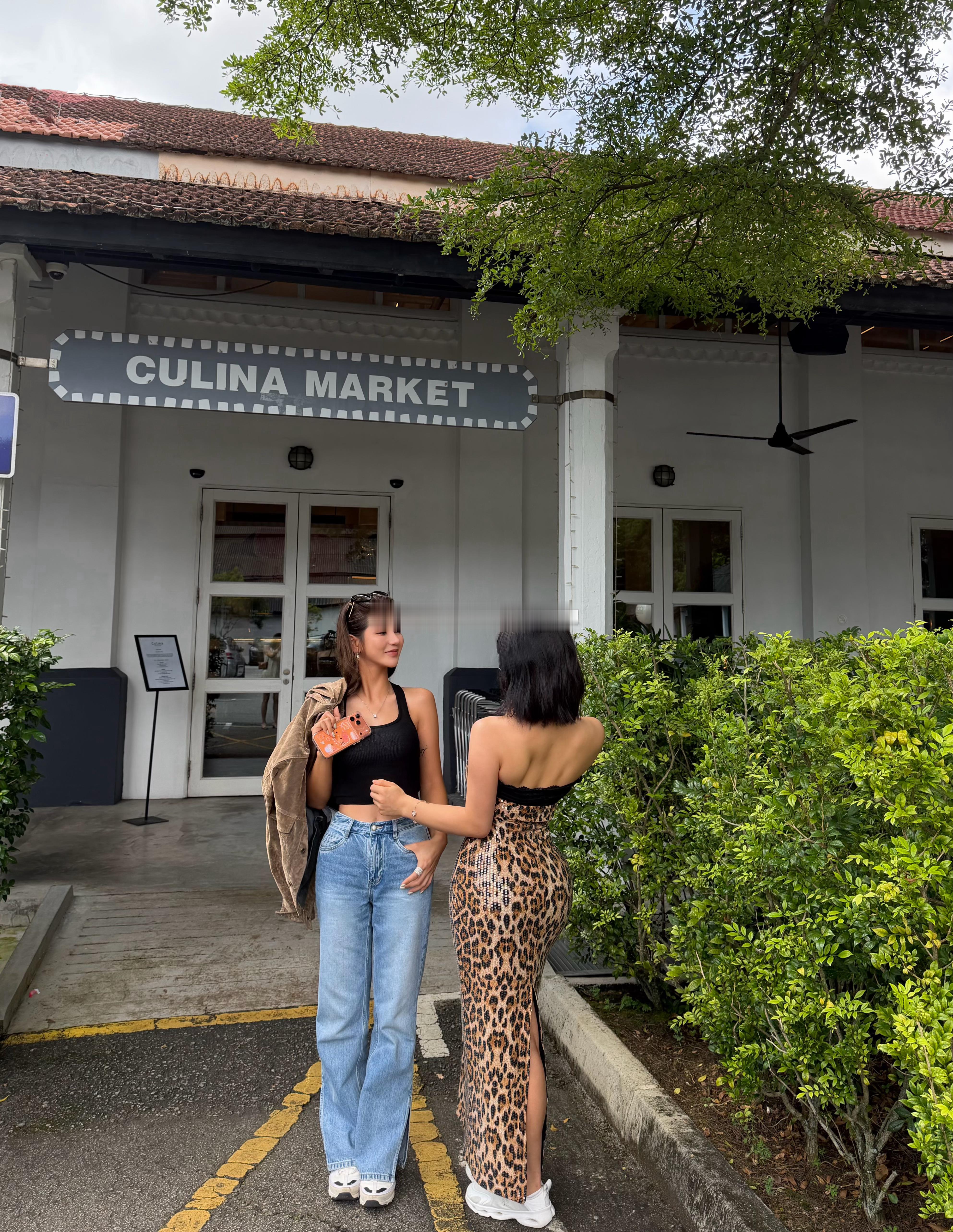 和姐妹一起吃好吃的食物新加坡