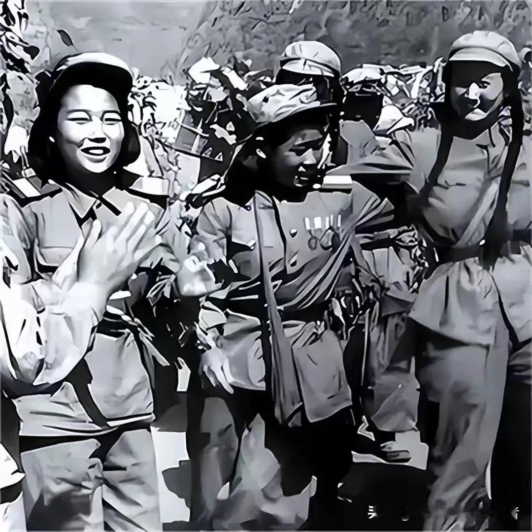 上甘岭战役结束后的一次拍照，17岁的周妙玲，在七天后就牺牲了。那张照片里，