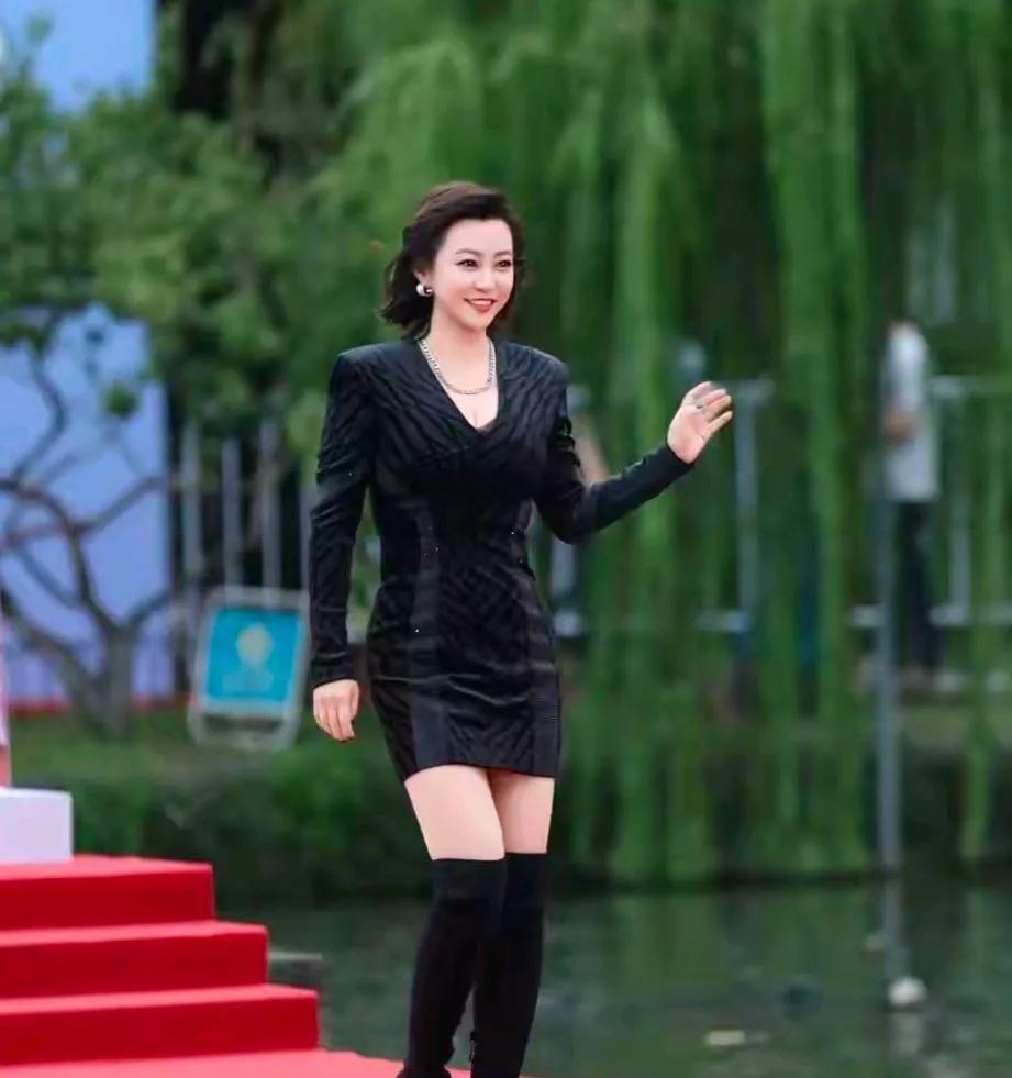郝蕾身穿黑色紧身短裙，配上高跟鞋，气质满满，美得自然又健康。#郝女士##郝蕾怼