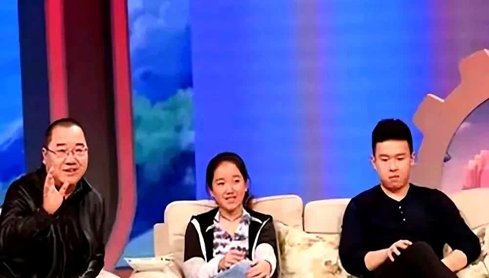 英达不注重家教！你看英如镝和英闻笛的坐姿，俩孩子都翘个二郎腿，俨然长辈的