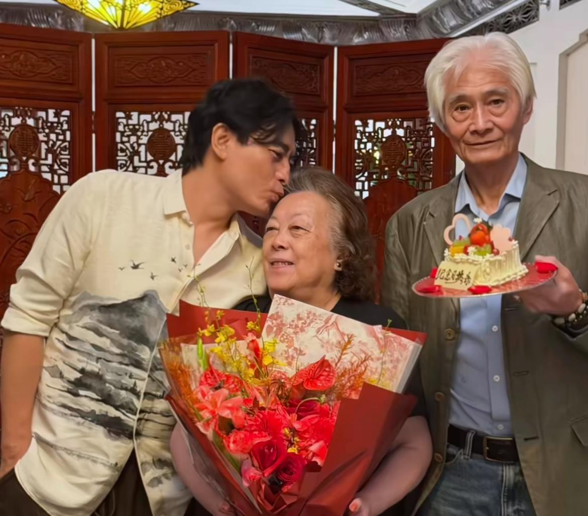 陈龙真的是太有孝心了，但妻子章龄之缺席实在是有些不应该。10月17号，演员陈龙