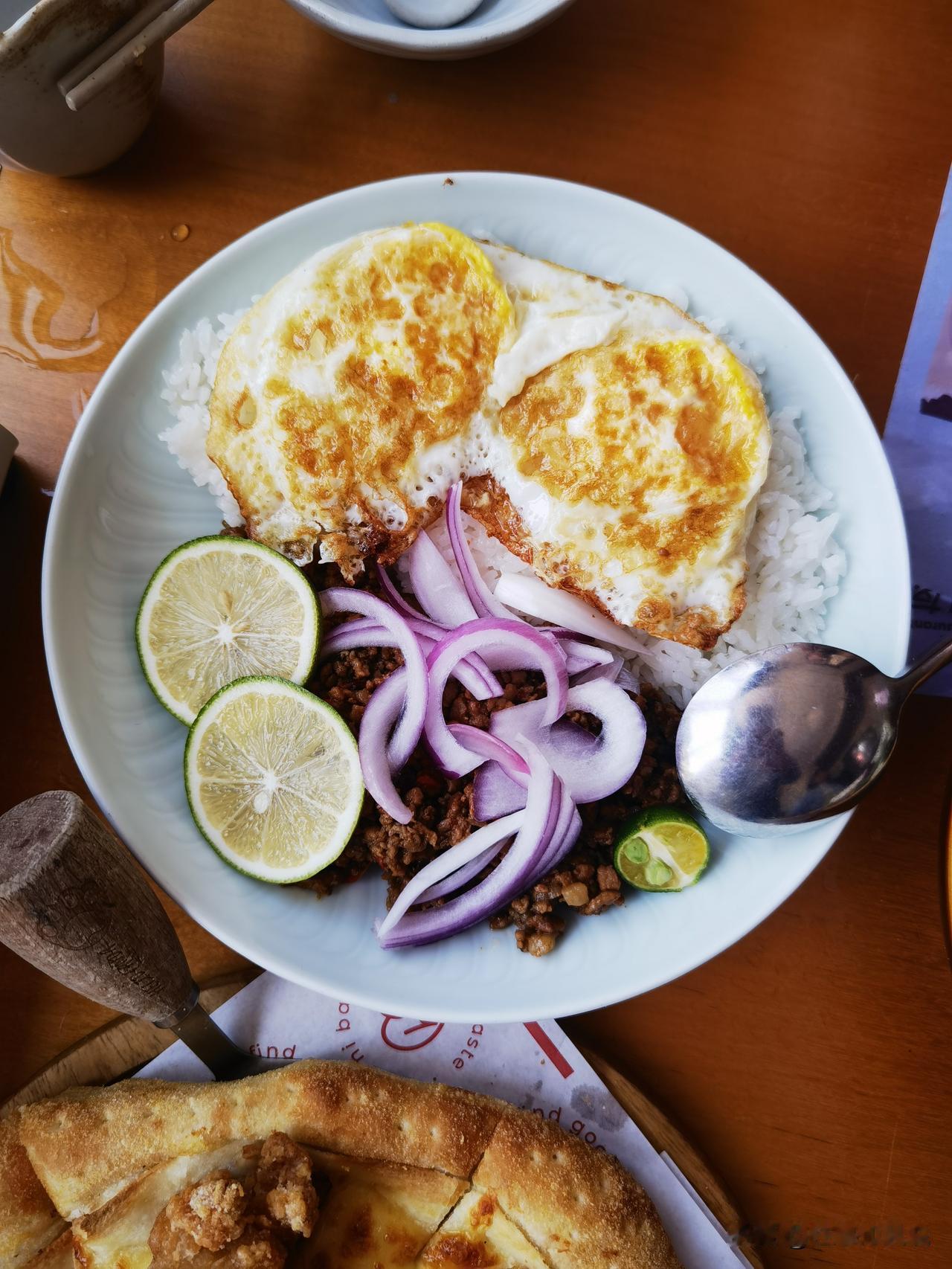朋友带我去吃漂亮饭，第一次听说，也是第一次去，不要说我老土。饭店装修雅致，进