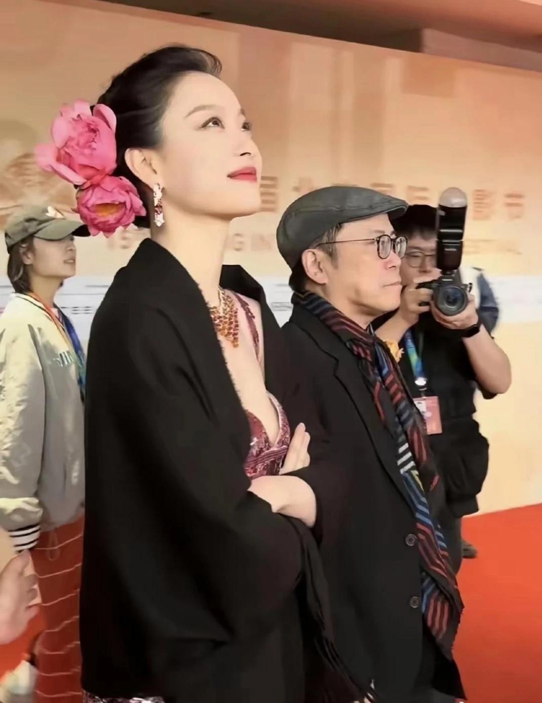 倪妮这头饰绝了！那么大的两朵粉花怼头上，换别人早成村口二丫了，她戴起来居然像从老