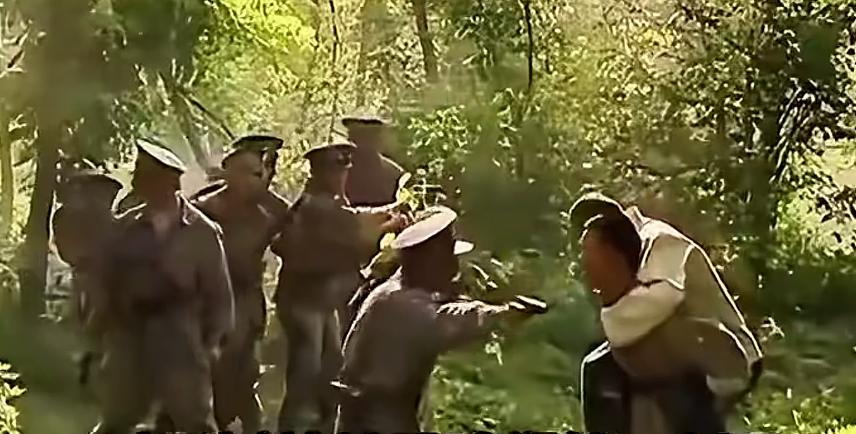 蒋介石最狼狈时刻，被部下背着逃。蒋介石的狼狈，不是成都飞台湾，也不是下野避