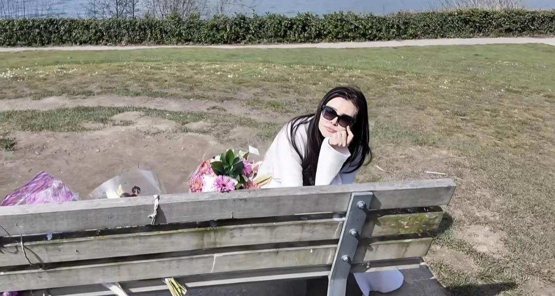 王祖贤独自一人，穿着一身洁白的风衣在加拿大温哥华海边的长椅上悼念她曾经的搭档张