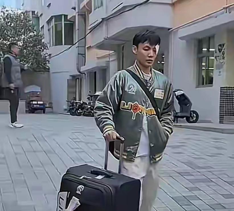 徐杰倒地时听见自己颧骨碎裂的声音。裁判哨响——普通犯规。联盟赛后报告确认：漏