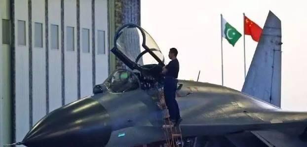 歼16团灭巴空军一整个编队，7年前战绩被翻出，巴基斯坦网友群情激奋要买歼16。但