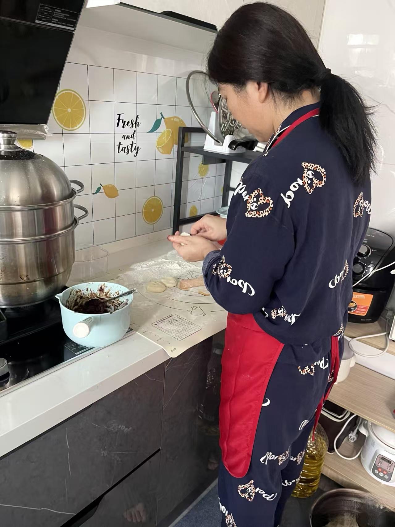 老俩口能自理给保姆一个月5000，可就因为几个包子，我姨家请的保姆要撂挑子。