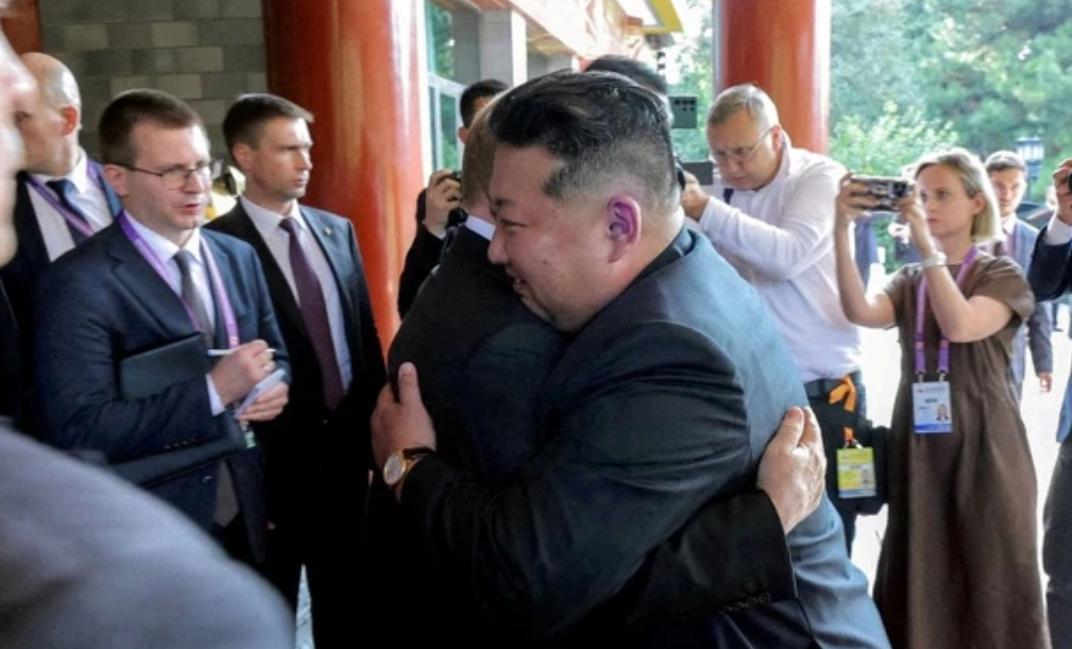 阅兵当天朝韩互动内幕，韩方举动被我国“警卫严厉制止”朴智元称，“我在他身后3、