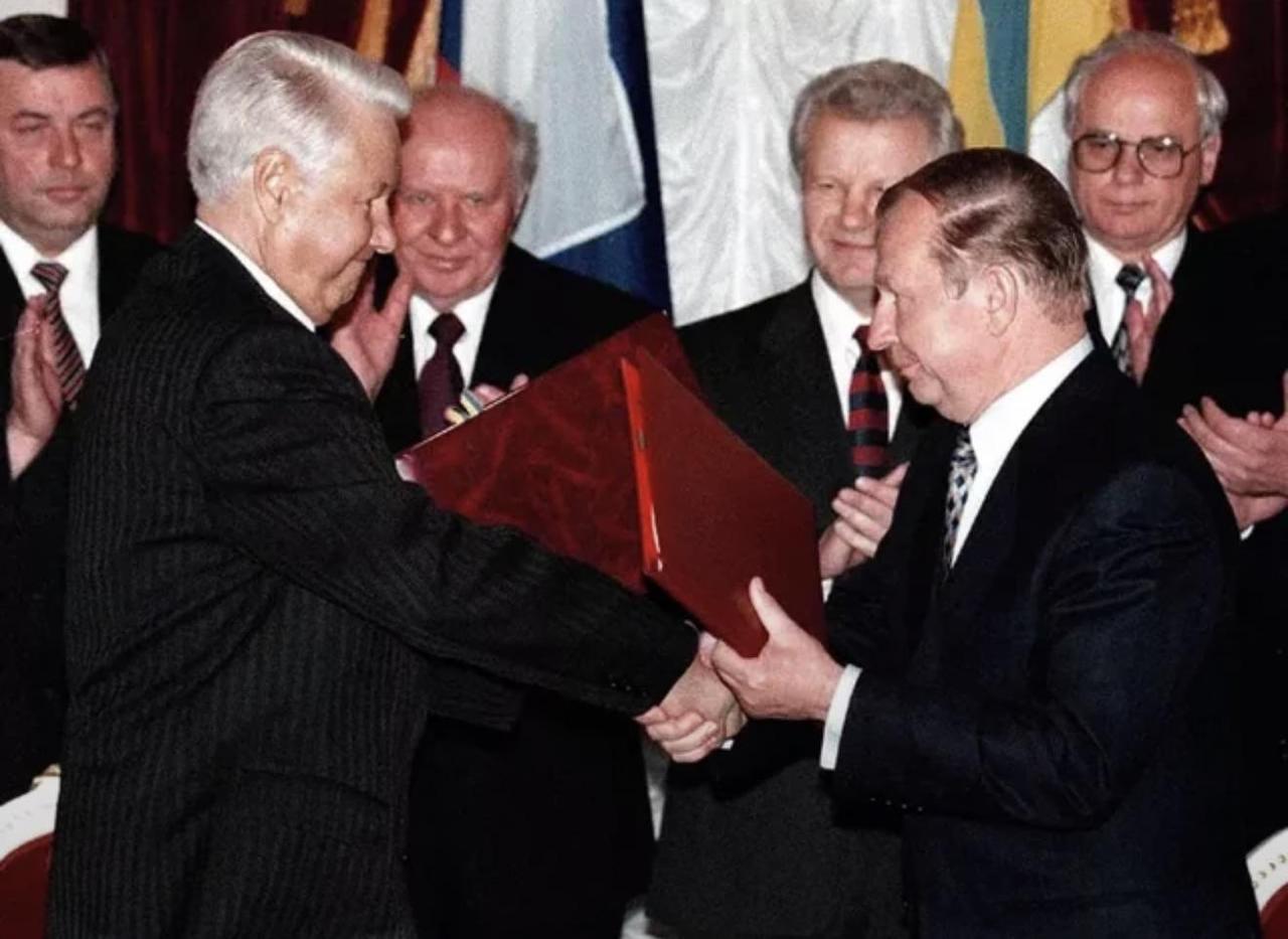 1996年乌克兰把核武器交给俄罗斯，换来的是一纸永不威胁入侵的保证，现在看这交易