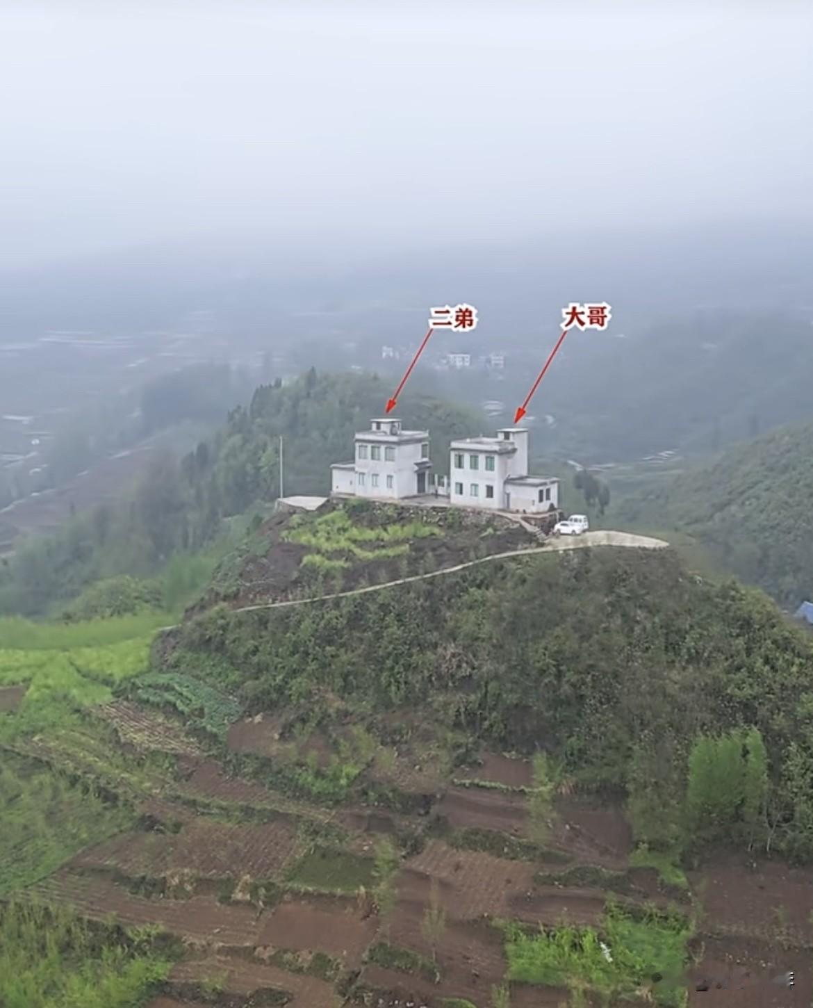山顶之上的双胞胎房屋🏠房子建在山顶之上，两兄弟的一模一样。大哥住船头二