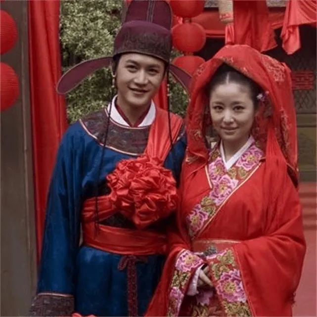 苏东坡19岁时，娶了妻子王弗。王弗有个很大的毛病，她喜欢躲在幕后偷听苏东坡和客人