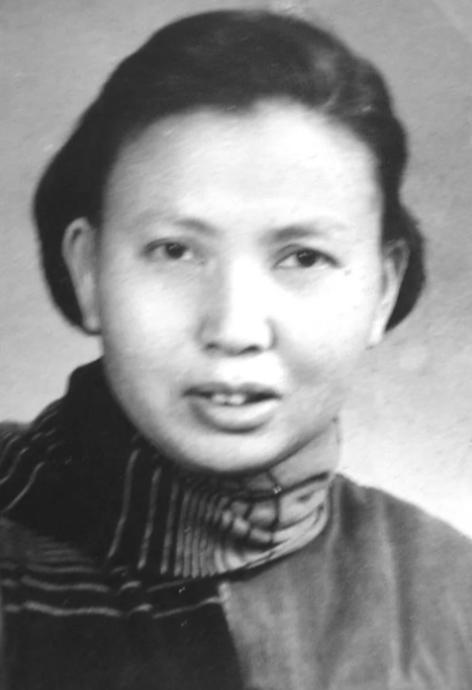 1941年，“双枪老太婆”莫林被抓，在送到日本人的集中营之后要被活埋，挖好坑以后