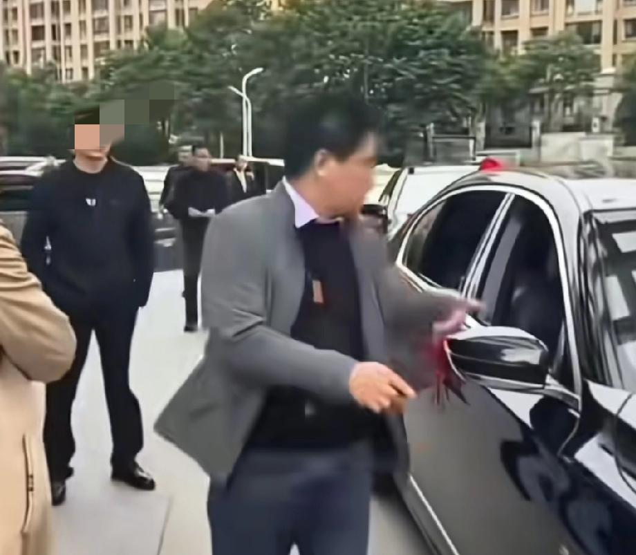 “下车！这婚不结了！”婚礼现场，张灯结彩，宾客满座。新娘正要上婚车，父亲一个