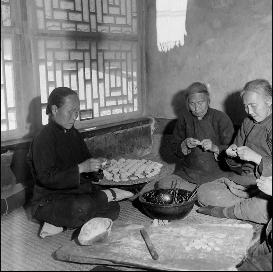 回顾时光老照片这张照片没有一百年也有八十年！这种场景我小时候在乡下经常见到，过年