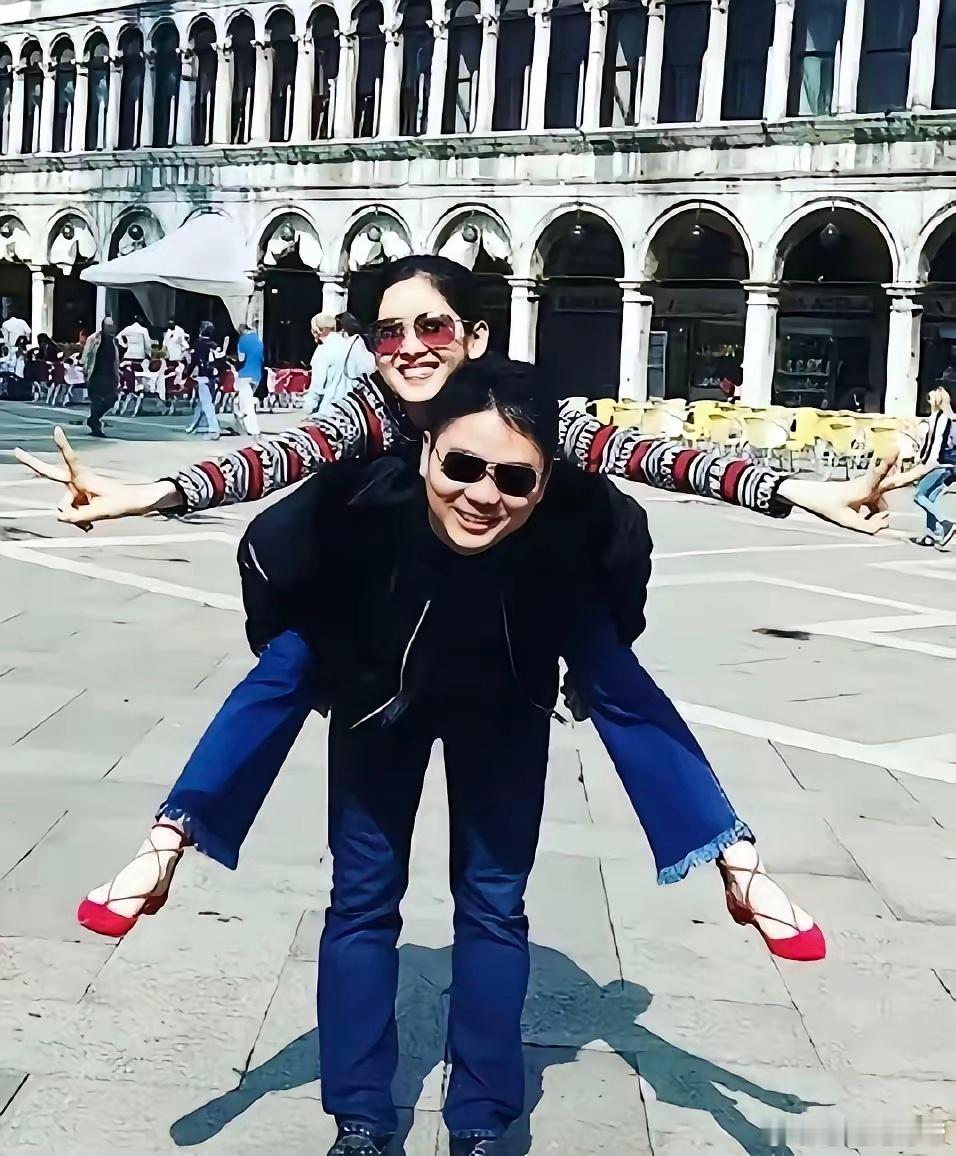 这会的刘强东三十八岁，章泽天十八岁，刚认识不久，夫复何求！！！