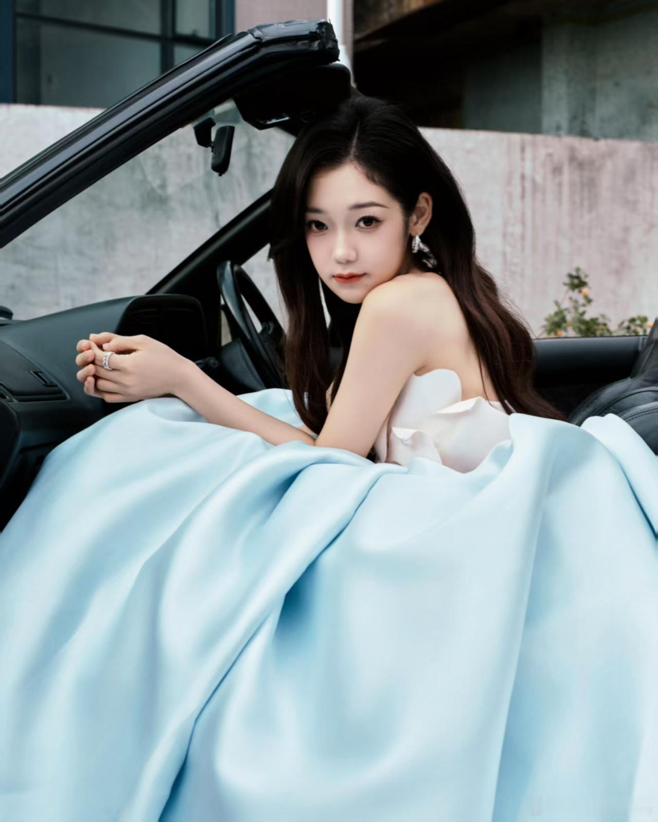 希林娜依高薄荷绿缎面裙希林娜依高跨年造型希林娜依高跨年造型，薄荷绿缎面裙，