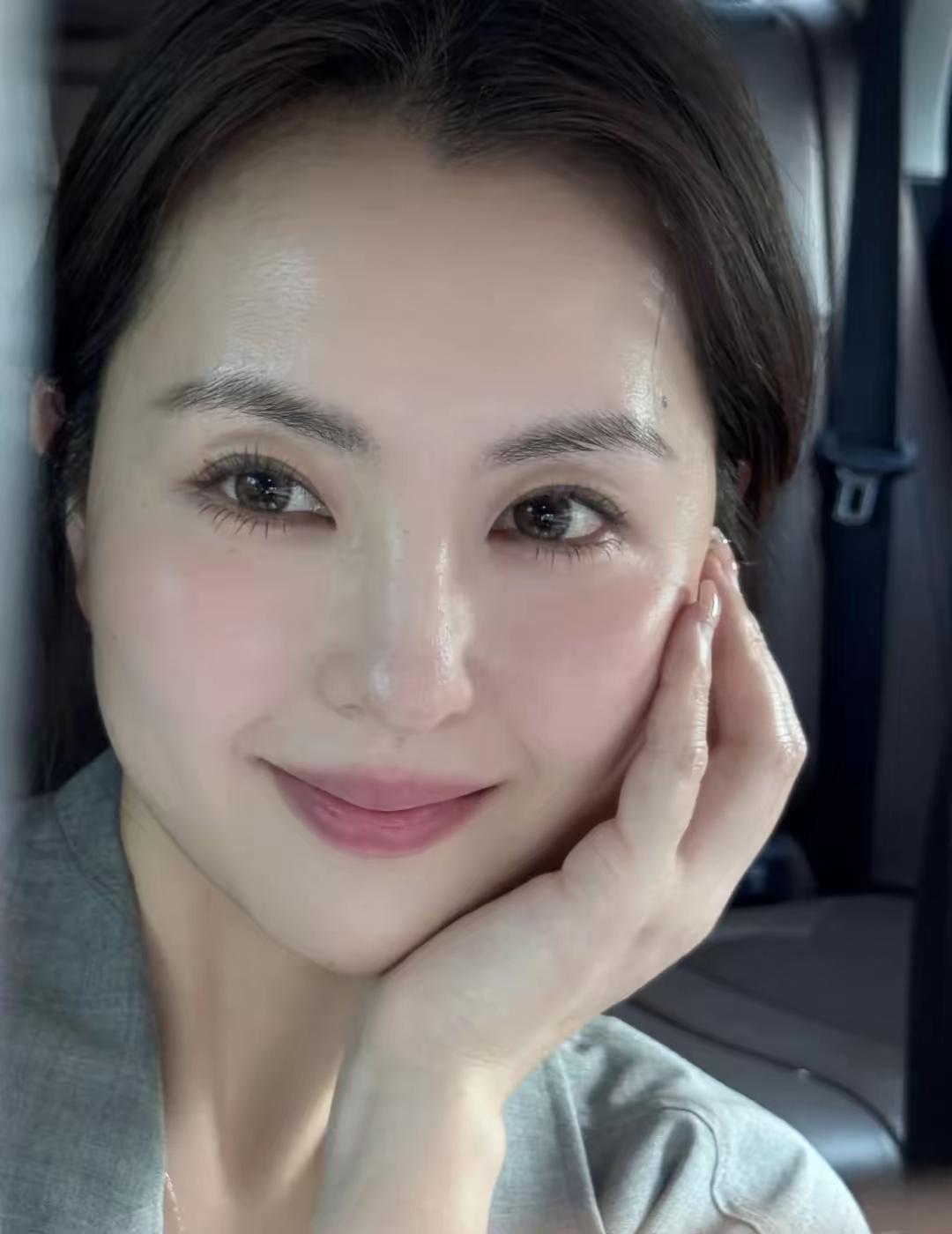 女人还是要对自己好点儿男人才会珍惜你哦看看这位小姐姐做完脸皮肤嫩的都能掐出