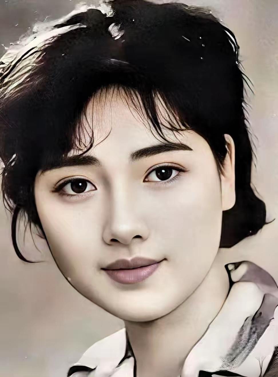 民国时期，有个县长回自己老家看望父母，在村里，他瞧见一位风韵犹存的妇女，就向旁人