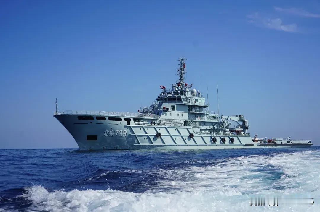 近日，一艘造型怪异的军辅船出现在北部战区海军的训练海域，这是我国第三代远海救助拖
