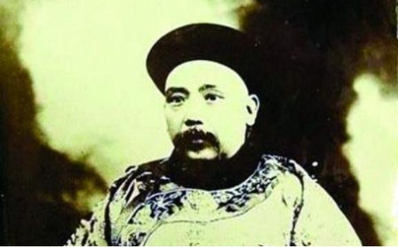民国时期，据袁世凯贴身侍卫陶树德回忆，袁世凯每天5点起床后，先喝鸡汤、牛肉汤开胃