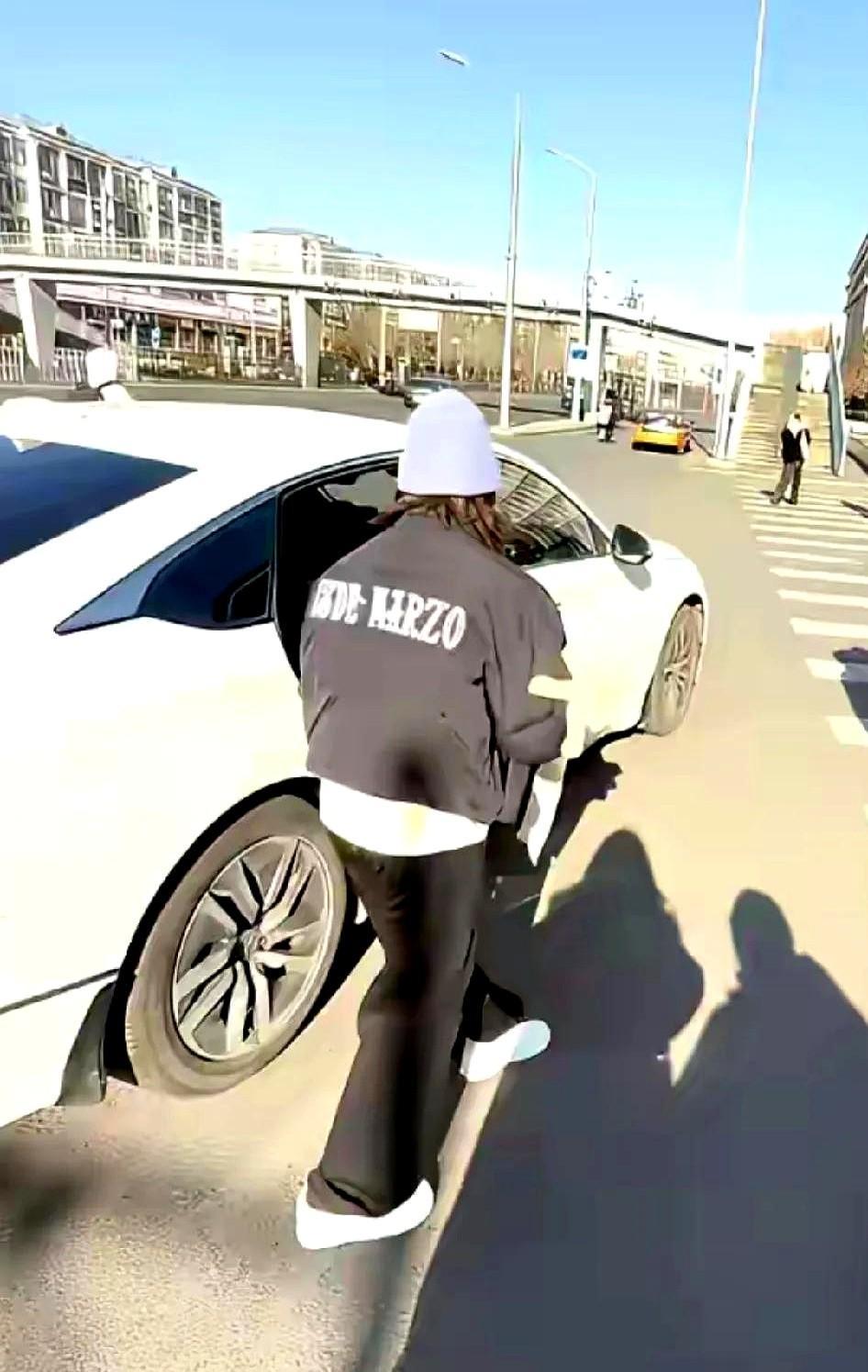 别信合影里的身高差。全红婵还在1.55米这条线上，和昌雅妮比肩站立，尺子量的。