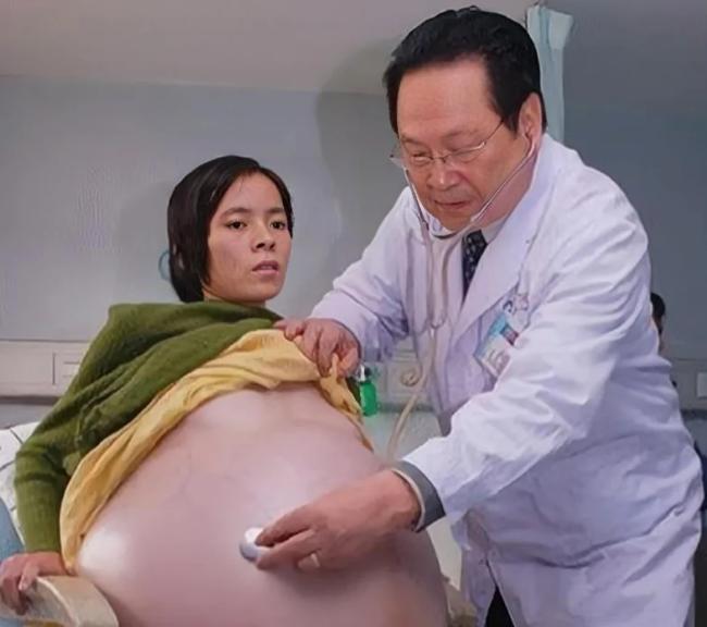2007年，一名怀孕12个月的女子，在丈夫陪伴下，挺着大肚子来到广州医院检查。没