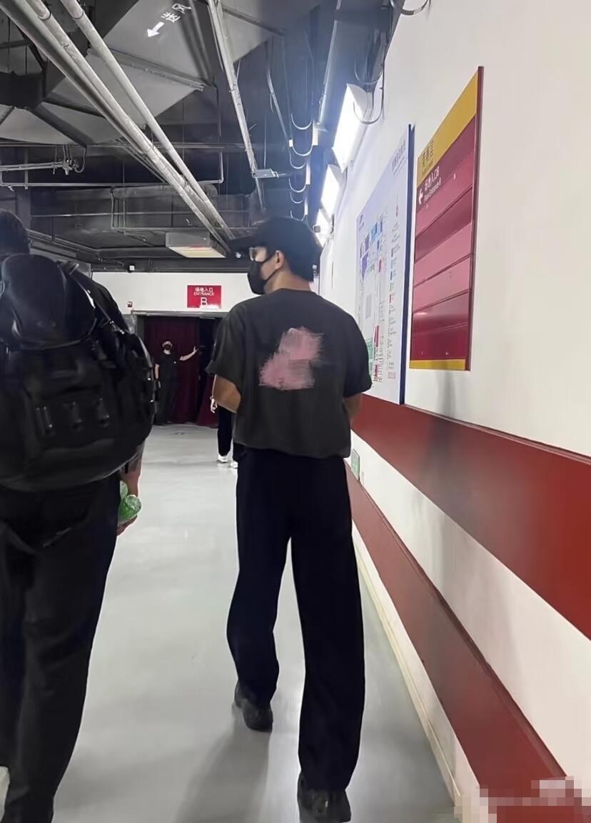 易烊千玺和王源去了陈奕迅演唱会不过时间错开了，易烊千玺前几天，王源是昨天……​