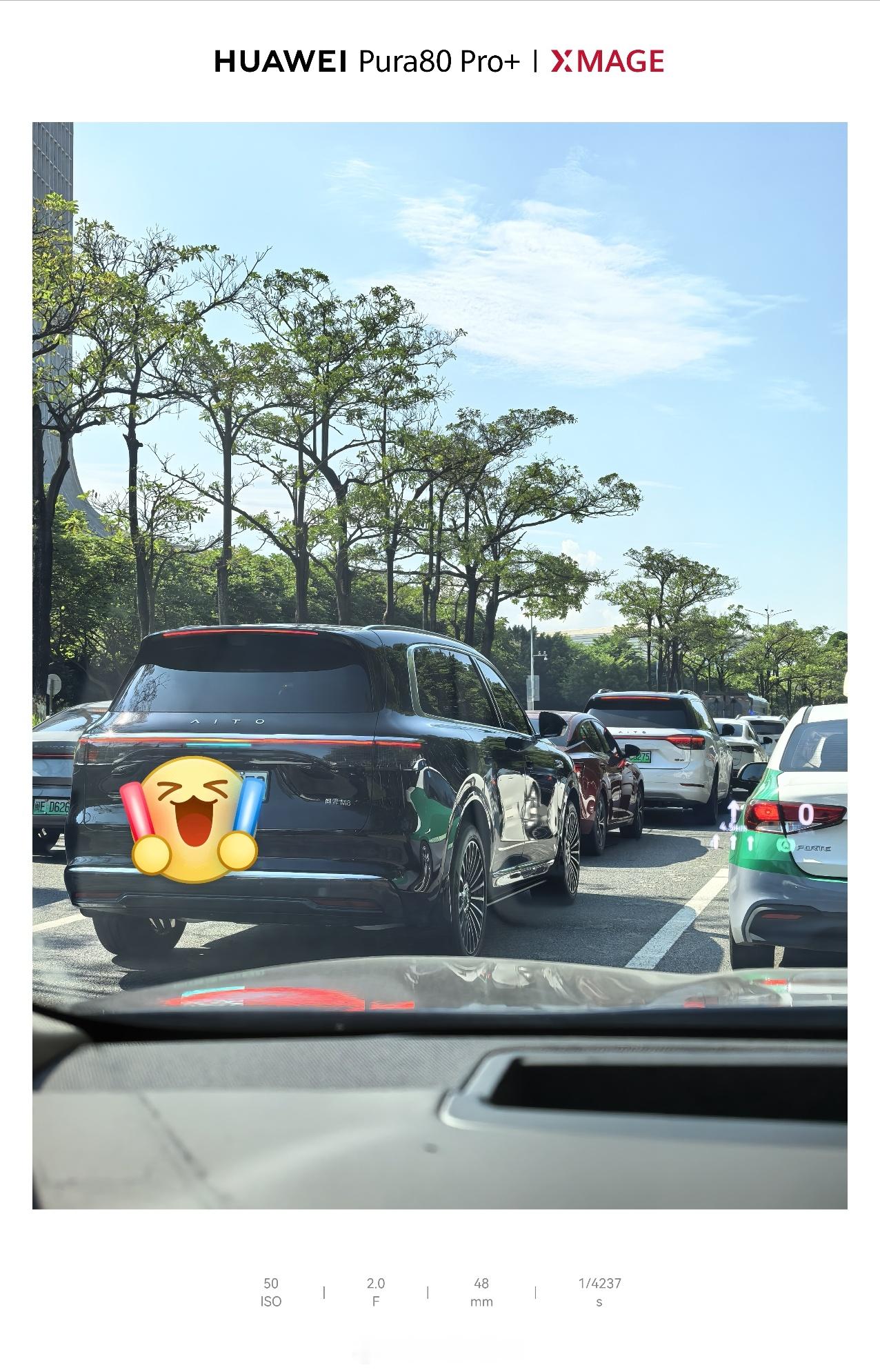 随着交付量的上升，路上的问界m8也越来越多啦，开着辅助驾驶小蓝灯的问界也越来越