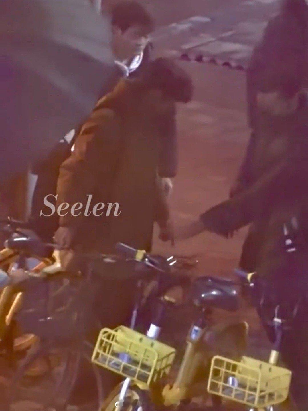 就是说肖战不经意间，就能戳中少女心啊，在电视剧《小城良方》的新路透中，素颜出镜的