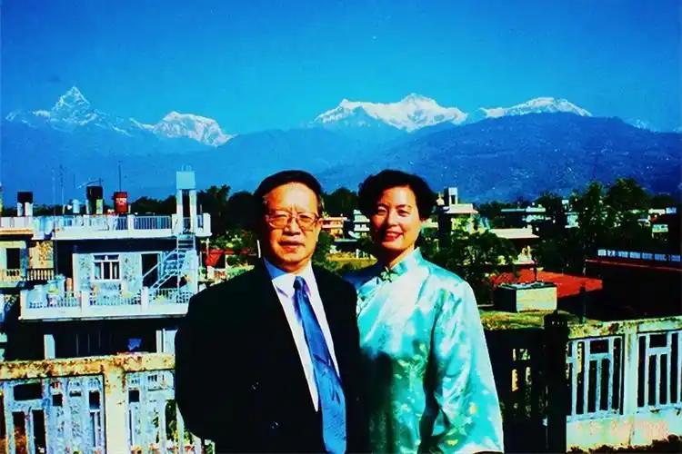 2005年，中国驻尼泊尔外交官朱敏才退休后，瞒着子女，带着妻子连夜离家，从此杳无
