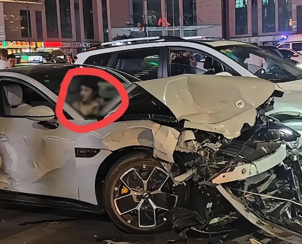 郑州，撞了10多辆车的su7女车主，穿豹纹，很年轻，事故经过，绿灯亮起后，她突然