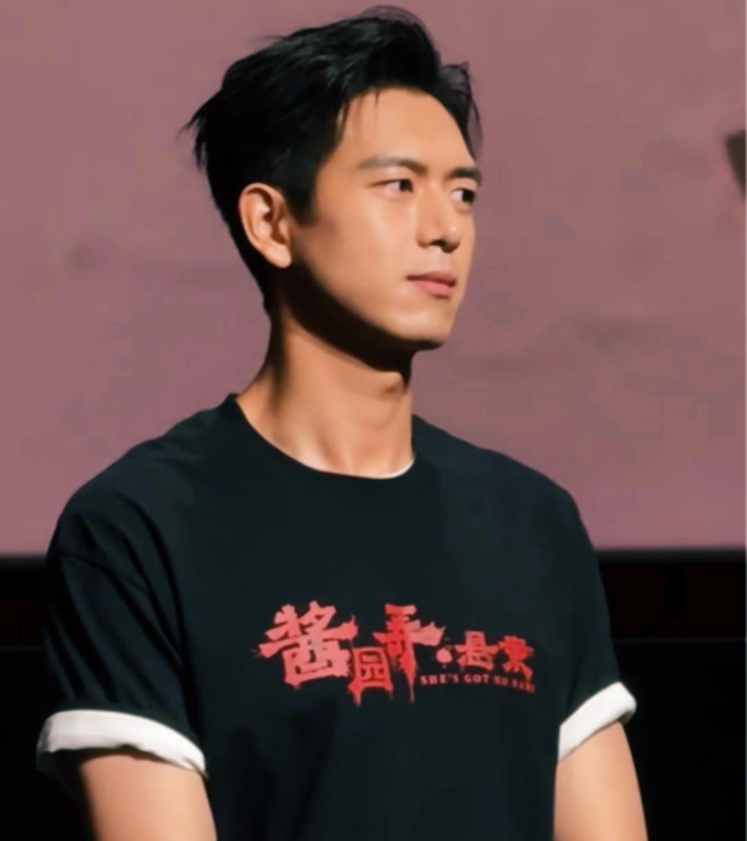 原本李现是想婉拒《酱园弄》的，没想到被陈可辛导演给拉了回来。李现看到剧本时对
