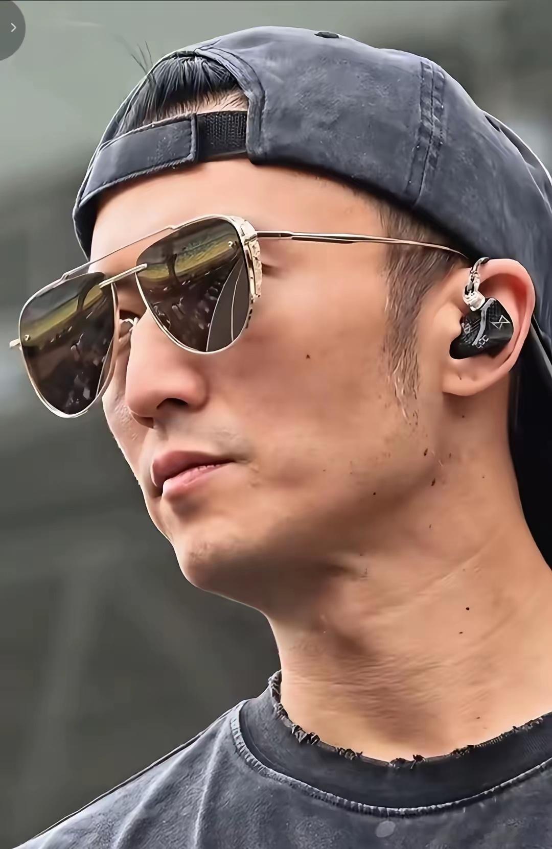 谢霆锋这次演唱会感觉状态很差，这才几天，鬓角白发已经出来了。老爸走了，为啥演唱